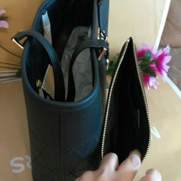 SALE 💰Michael kors tote shoppers bag w/ wristlet - Picture 3 of 7